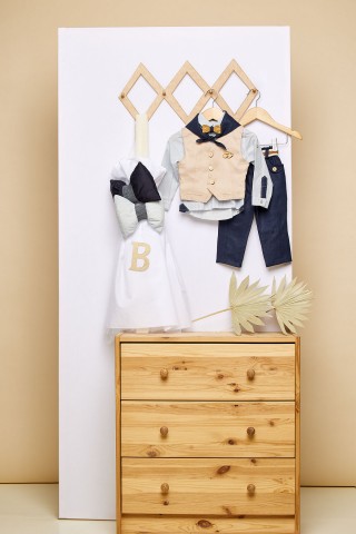 Λευκή λαμπάδα βάπτισης πλακέ με δύο λινούς φιόγκους σε μπλε λινό και ριγιε μπλε ύφασμα Λευκή λαμπάδα βάπτισης πλακέ με δύο λινούς φιόγκους σε μπλε λινό και ριγιε μπλε ύφασμα