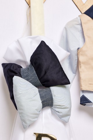 Λευκή λαμπάδα βάπτισης πλακέ με δύο λινούς φιόγκους σε μπλε λινό και ριγιε μπλε ύφασμα Λευκή λαμπάδα βάπτισης πλακέ με δύο λινούς φιόγκους σε μπλε λινό και ριγιε μπλε ύφασμα