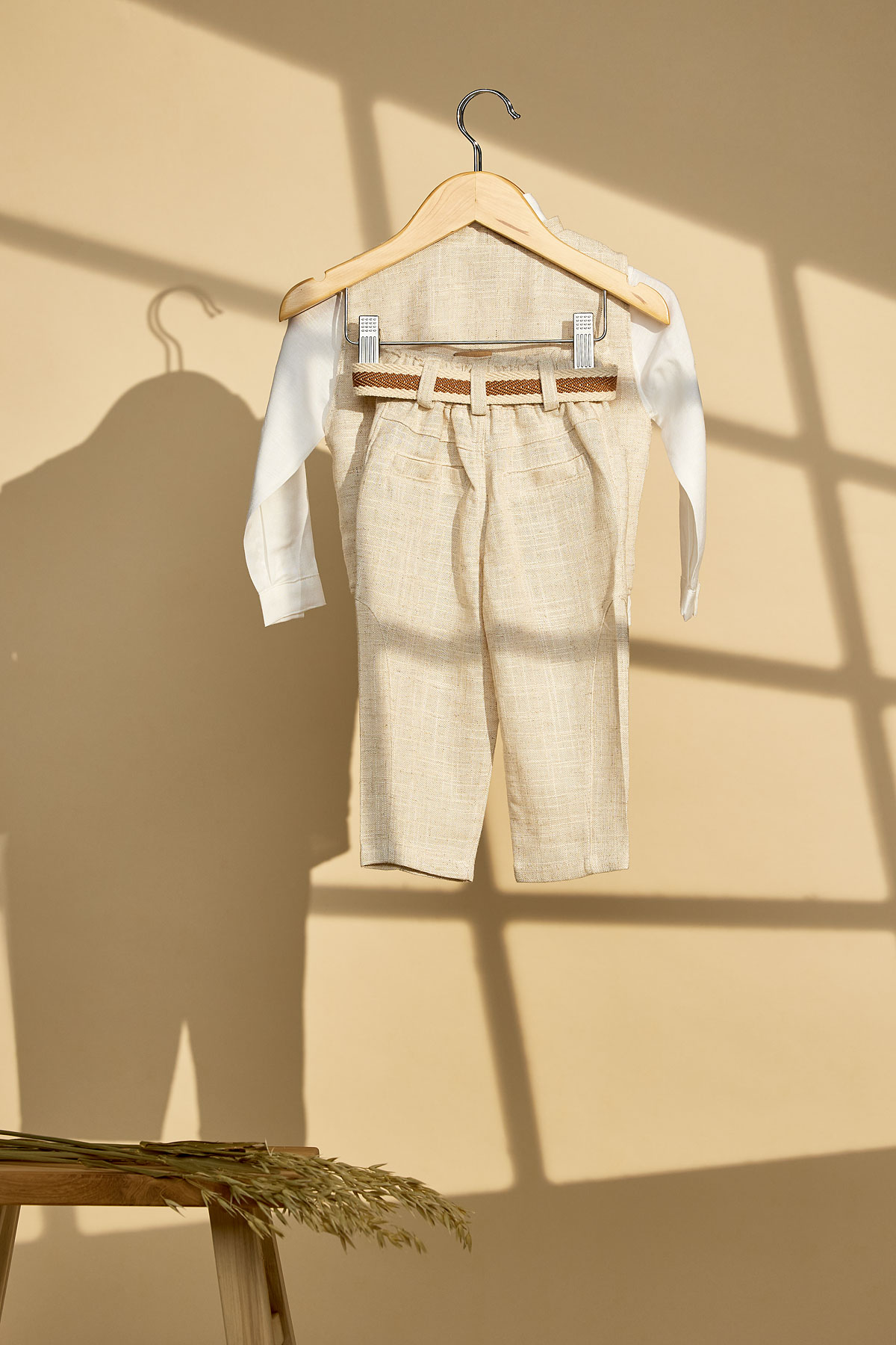 Βαπτιστικό σύνολο με λινό μάο πουκάμισο και γιλέκο και εκρού λινό παντελόνι