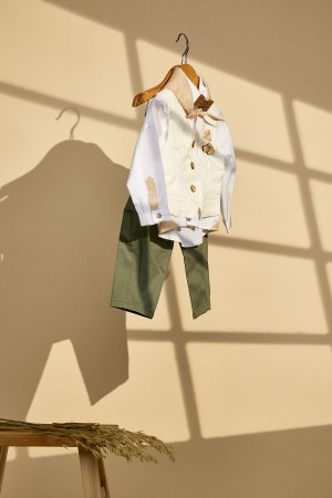 Βαπτιστικό σύνολο με χακί παντελόνι και υπόλευκο γιλέκο