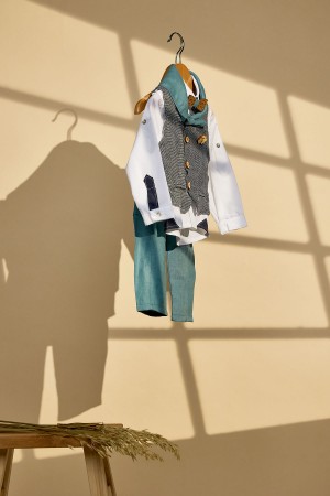 Βαπτιστικό σύνολο αγόρι με πετρόλ λινό ύφασμα και μπλε γιλέκο ψαροκόκκαλο