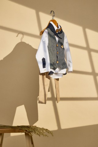 Βαπτιστικό σύνολο με μπεζ παντελόνικαι μπλε γιλέκο ψαροκόκκαλο