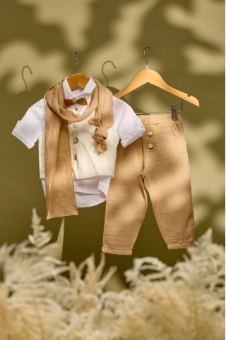 Βαπτιστικό σύνολο μπεζ βαμβακερό παντελόνι τσαλακωτή μουσελινα και υπόλευκο γιλέκο
