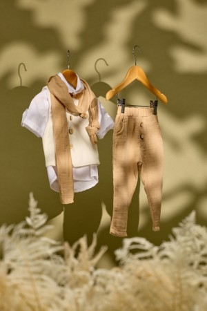 Βαπτιστικό σύνολο μπεζ βαμβακερό παντελόνι τσαλακωτή μουσελινα και υπόλευκο γιλέκο