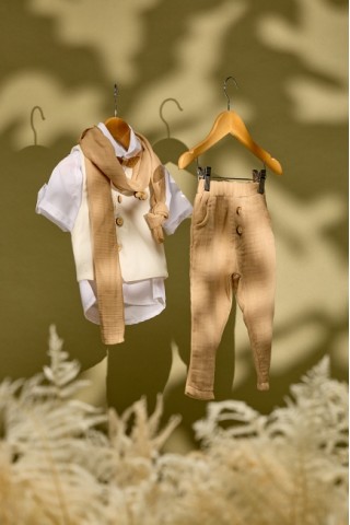 Βαπτιστικό σύνολο μπεζ βαμβακερό παντελόνι τσαλακωτή μουσελινα και υπόλευκο γιλέκο