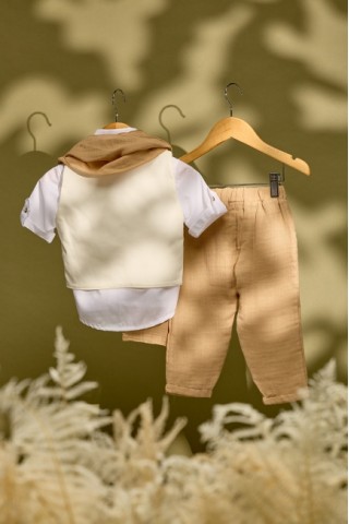 Βαπτιστικό σύνολο μπεζ βαμβακερό παντελόνι τσαλακωτή μουσελινα και υπόλευκο γιλέκο