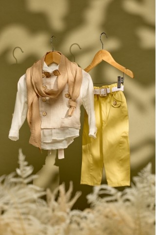 Βαπτιστικό σύνολο κροκί παντελόνι και λευκό πουκάμισο και μπεζ γιλέκο λινό