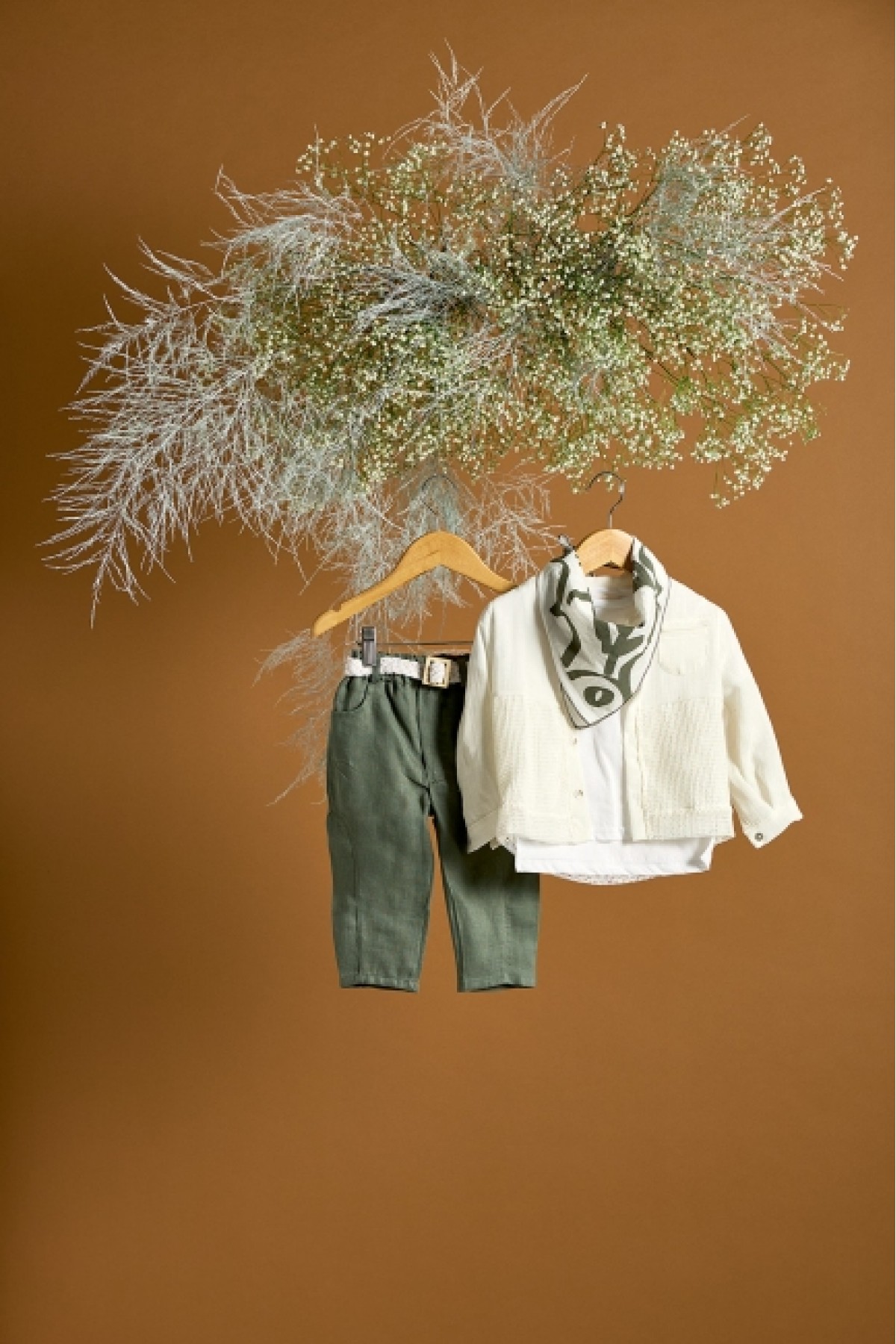 Βαπτιστικό σύνολο αγόρι με λευκό πουκάμισο με λεπτομέρειες από δίχτυ και χακί παντελόνι