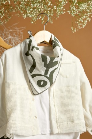 Βαπτιστικό σύνολο αγόρι με λευκό πουκάμισο με λεπτομέρειες από δίχτυ και χακί παντελόνι