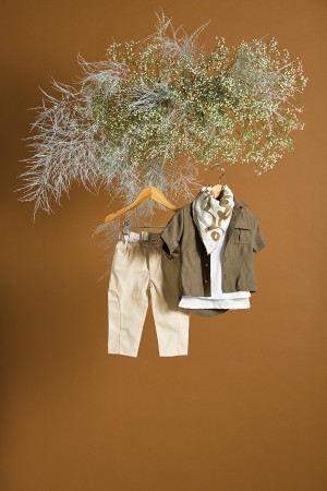 Βαπτιστικό σύνολο αγόρι με χακί πουκάμισο safari και λευκή μπλούζα