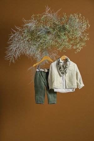 Βαπτιστικό σύνολο αγόρι με λευκό πουκάμισο με λεπτομέρειες από δίχτυ και χακί παντελόνι