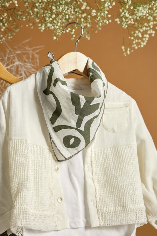 Βαπτιστικό σύνολο αγόρι με λευκό πουκάμισο με λεπτομέρειες από δίχτυ και χακί παντελόνι