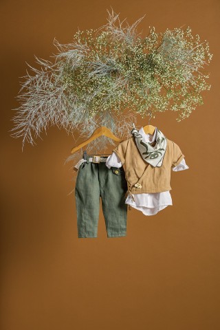 Βαπτιστικό σύνολο αγόρι με κρουαζέ μόκα ζακέτα και χακί λινό παντελόνι