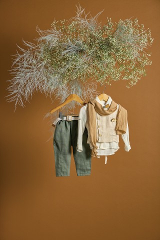 Βαπτιστικό σύνολο αγόρι με χακί παντελόνι λινό και υπόλευκο πουκάμισο από τσαλακωτή βαμβακερή μουσελίνα