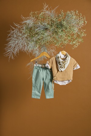 Βαπτιστικό σύνολο αγόρι με κρουαζέ μόκα ζακέτα και μέντα παντελόνι