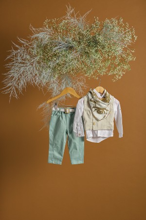 Βαπτιστικό σύνολο αγόρι με μέντα παντελόνι και γκρι-μπεζ γιλέκο με τριγωνικό φουλάρι