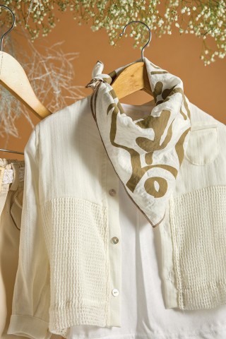 Βαπτιστικό σύνολο αγόρι με λευκό πουκάμισο με λεπτομέρειες από δίχτυ και εκρού παντελόνι