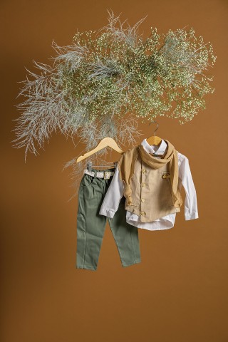 Βαπτιστικό σύνολο με χακί παντελόνι και μπεζ γιλέκο με λευκό πουκάμισο