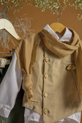 Βαπτιστικό σύνολο με χακί παντελόνι και μπεζ γιλέκο με λευκό πουκάμισο