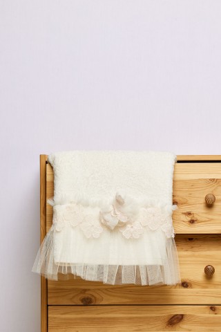 Λαδόπανα εκρού κορίτσι με εκρού δαντέλα τριαντάφυλλα και λουλούδι τούλινο