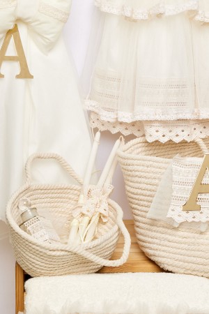 Τσάντα βάπτισης κορδόνι εκρού με το μικρό τσαντάκι για τα λαδοσέτ και η λαμπάδα βάπτισης με εκρού δαντέλα εκρού γκυπούρ