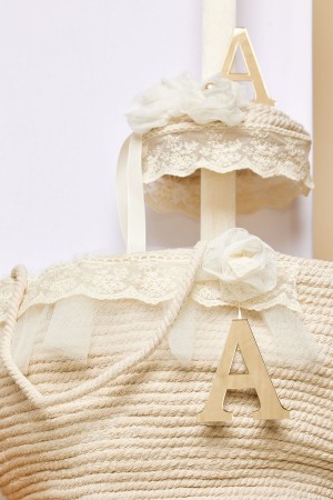 Εκρού λαμπάδα πλακέ με εκρού κορδόνι και δαντέλα ''μη με λησμόνει''