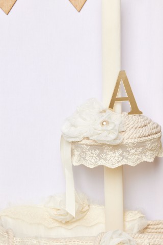 Εκρού λαμπάδα πλακέ με εκρού κορδόνι και δαντέλα ''μη με λησμόνει''