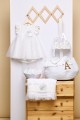 Τσάντα βάπτισης κορδόνι λευκή με το μικρό τσαντάκι για τα λαδοσέτ και η λαμπάδα βάπτισης με λευκή δαντέλα τετράγωνα