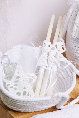 Τσάντα βάπτισης κορδόνι λευκή με το μικρό τσαντάκι για τα λαδοσέτ και η λαμπάδα βάπτισης με λευκή δαντέλα τετράγωνα