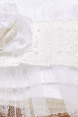 Λαδόπανα λευκά κορίτσι με λευκή δαντέλα με τετράγωνα