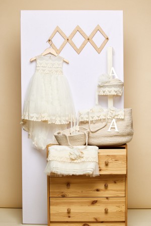 Τσάντα βάπτισης κορδόνι εκρού με το μικρό τσαντάκι για τα λαδοσέτ και η λαμπάδα βάπτισης με εκρού δαντέλα σταφυλλάκι