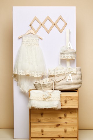 Τσάντα βάπτισης κορδόνι εκρού με το μικρό τσαντάκι για τα λαδοσέτ και η λαμπάδα βάπτισης με εκρού δαντέλα σταφυλλάκι