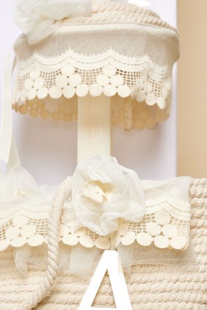 Εκρού λαμπάδα πλακέ με εκρού κορδόνι και δαντέλα ''σταφυλλάκι''