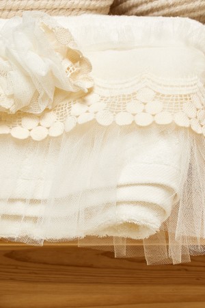 Λαδόπανα εκρού κορίτσι με εκρού δαντέλα σταφυλλάκι