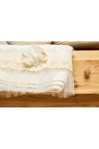 Λαδόπανα εκρού κορίτσι με εκρού δαντέλα σταφυλλάκι