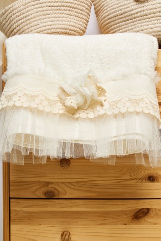 Λαδόπανα εκρού κορίτσι με εκρού δαντέλα σταφυλλάκι