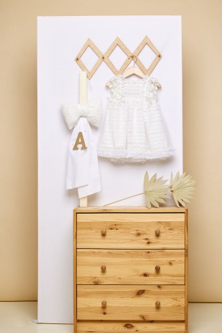 Λευκή λαμπάδα πλακέ με λευκό φιόγκο και δαντέλα του φορέματος RG1005