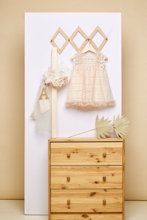 Εκρού λαμπάδα πλακέ με κερωμένα και υφασμάτινα λουλούδια 