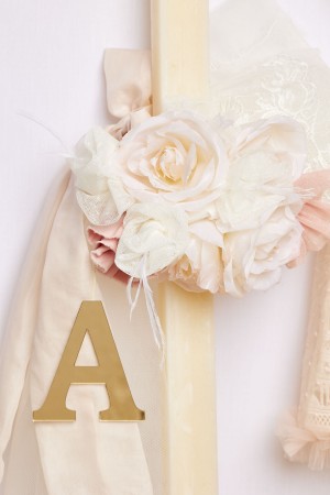 Εκρού λαμπάδα πλακέ με κερωμένα και υφασμάτινα λουλούδια 