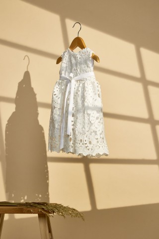 Βαπτιστικό φόρεμα με λευκό broderie και λευκή ζώνη