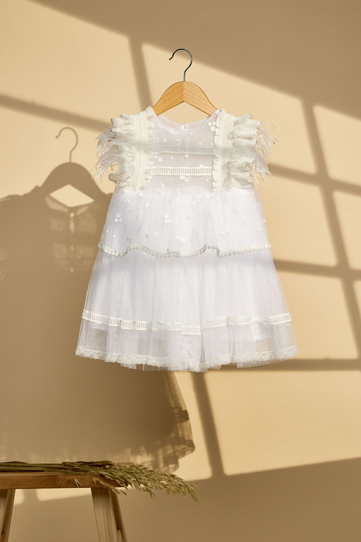 Λευκό βαπτιστικό φόρεμα με δαντέλα μαργαρίτες και φτερά