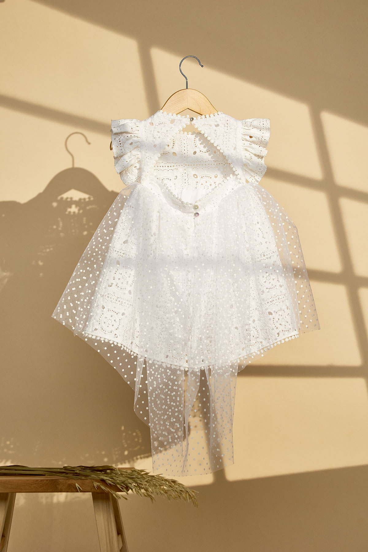 Λευκό βαπτιστικό φόρεμα πουά και δαντέλα με τετράγωνα