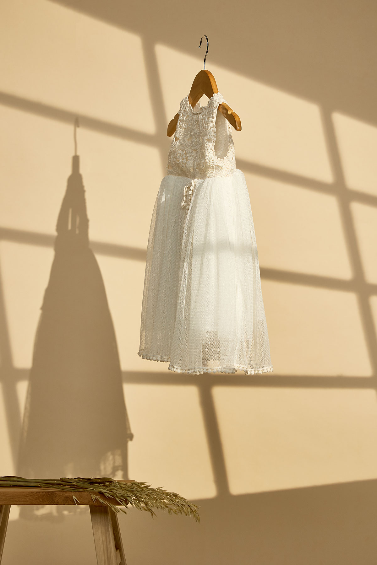 Βαπτιστικό φόρεμα εκρού με στρόγγυλη δαντέλα τσιγγελάκι