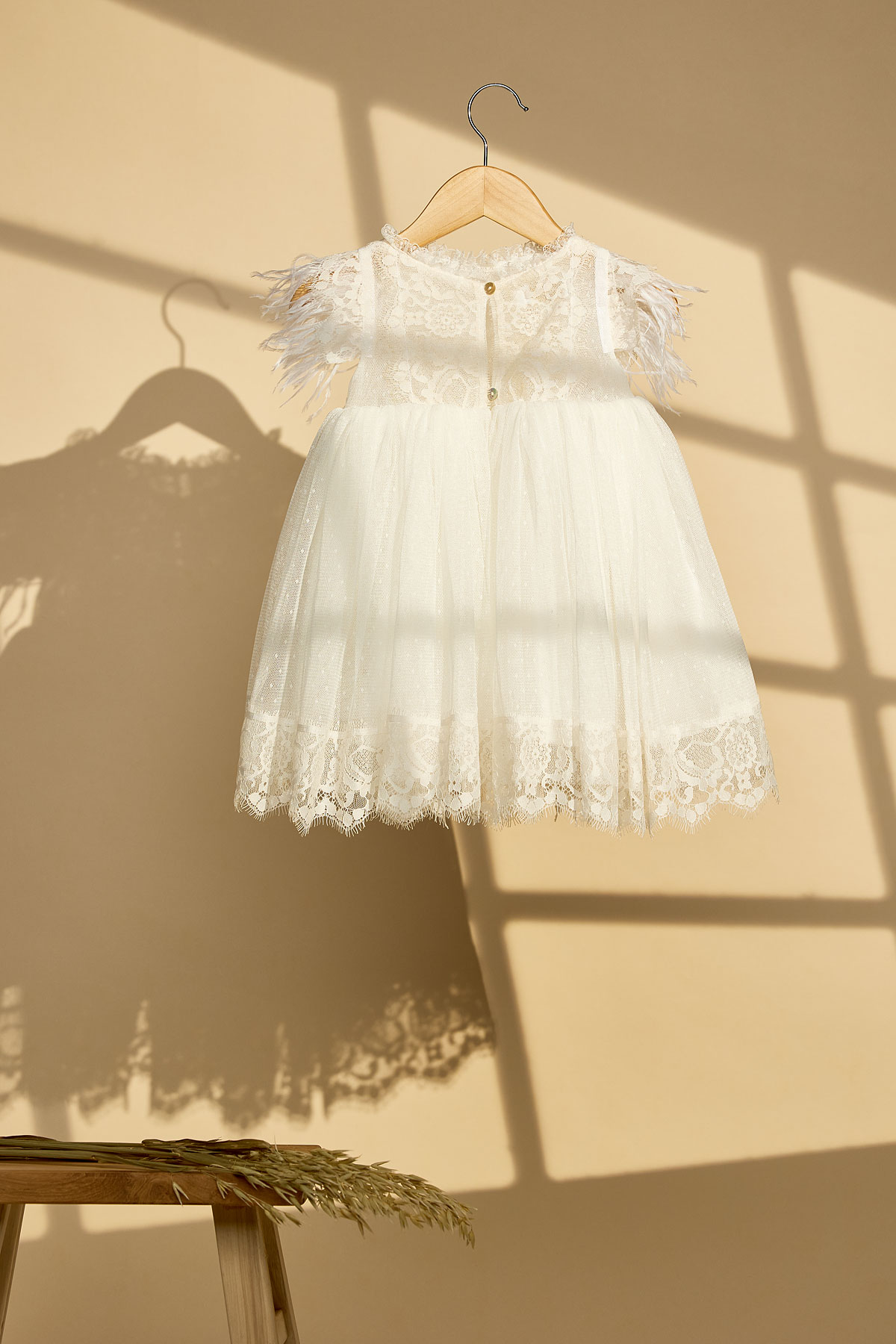 Εκρού βαπτιστικό φόρεμα με εκρού δαντέλα και εκρού φτερά