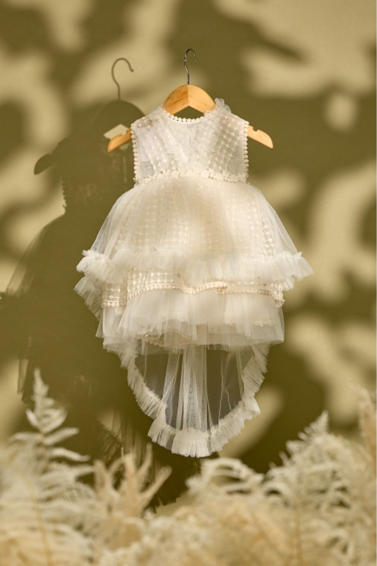 Βαπτιστικό φόρεμα εκρού με πουά ανάγλυφη δαντέλα με τούλινη ουρά