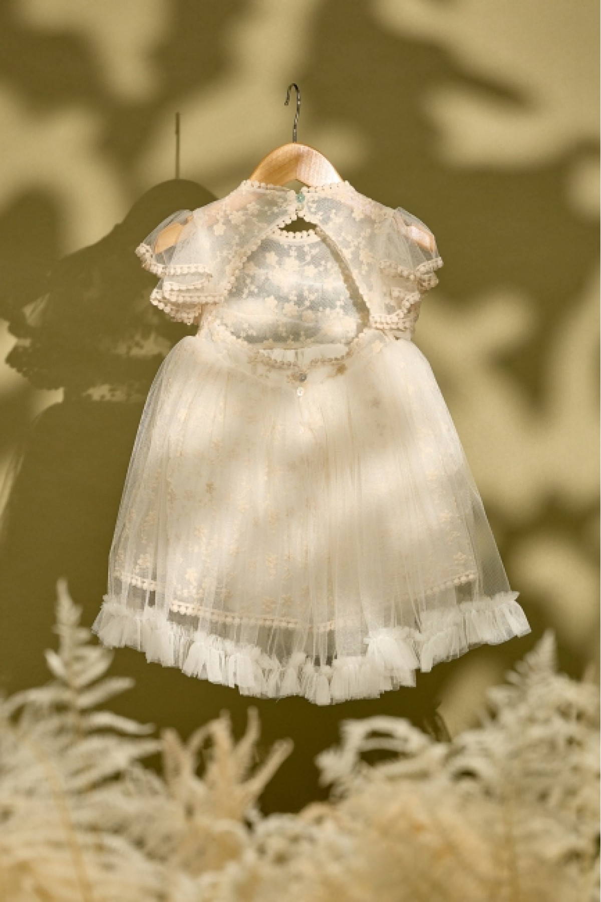 Βαπτιστικό φόρεμα εκρού δαντέλα με ανάγλυφα λουλουδάκια