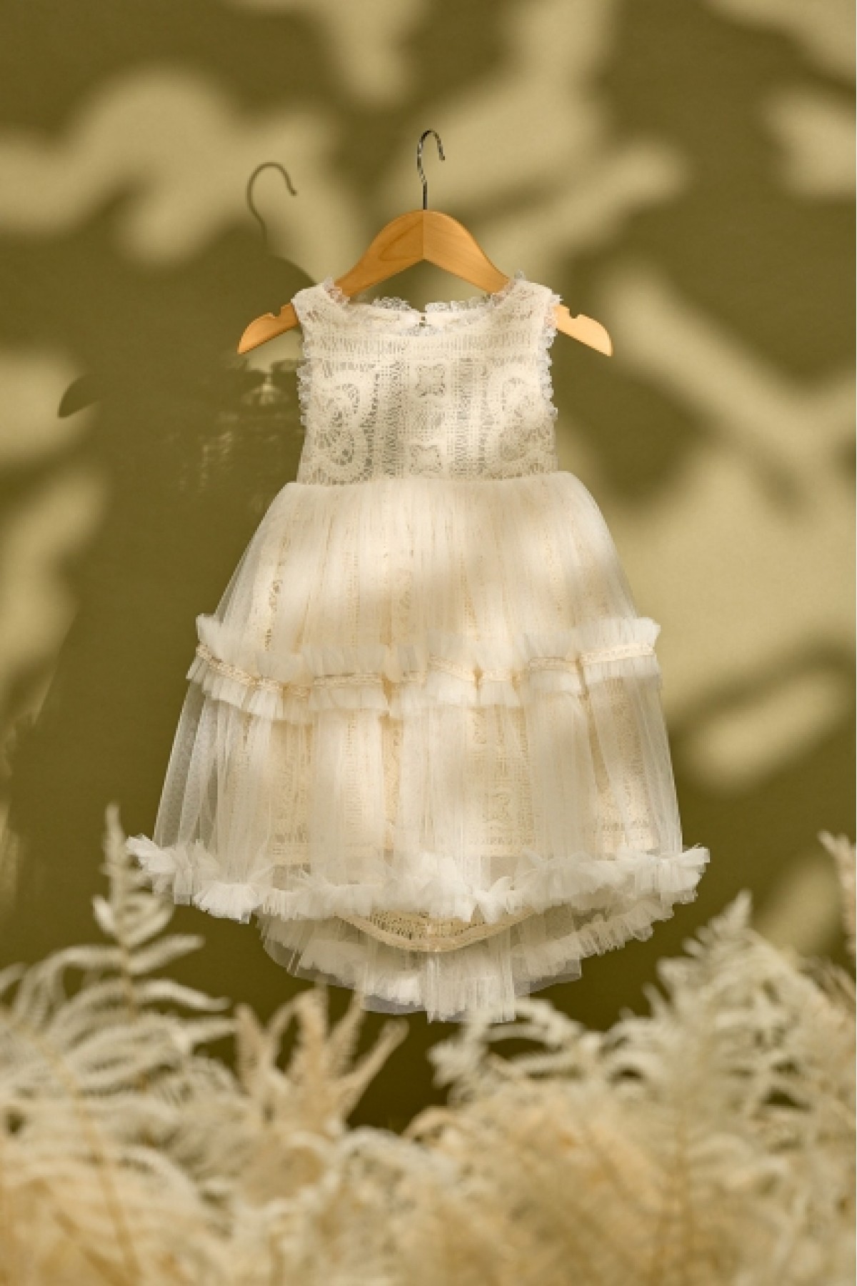 Εκρού φόρεμα βάπτισης με εκρού βαμβακερά τετράγωνα στη δαντέλα