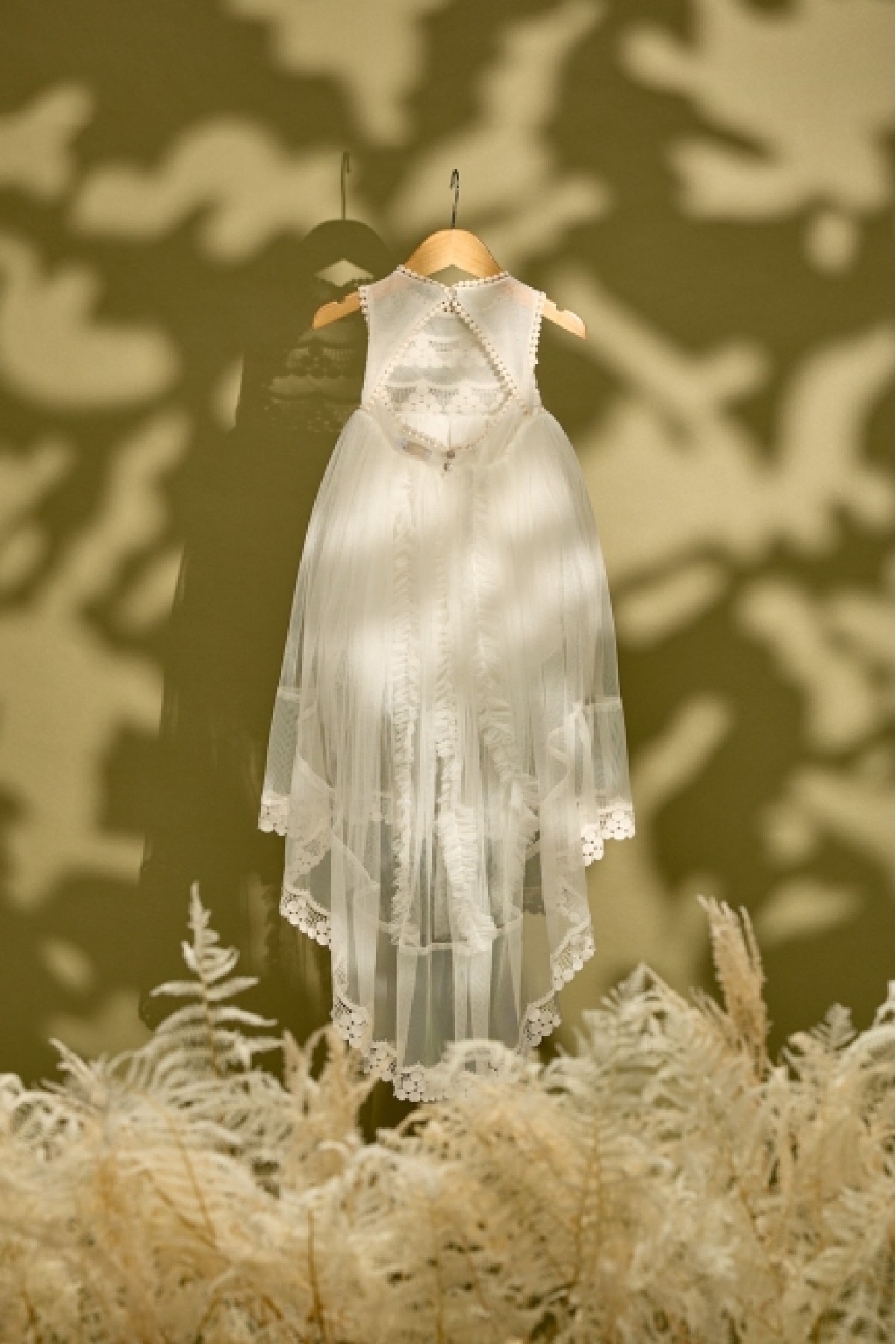 Εκρού βαπτιστικό φόρεμα με δαντέλα σταφυλλάκι