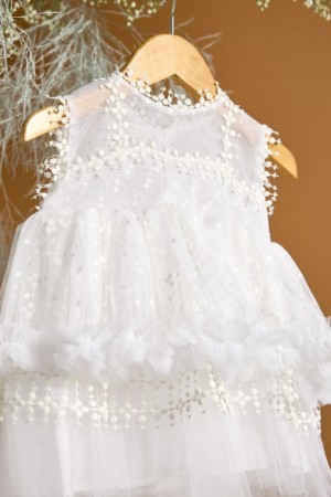 Βαπτιστικό πακέτο λευκό με ασύμμετρο πουά φόρεμα με ουρά με λαμπάδα και καπελιέρα