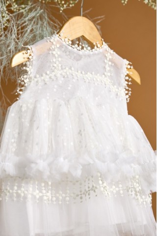 Βαπτιστικό πακέτο λευκό με ασύμμετρο πουά φόρεμα με ουρά με λαμπάδα και καπελιέρα